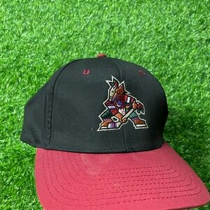 Vintage nhl Arizona coyotes nhl rare logo 7 athletics adjustable hat